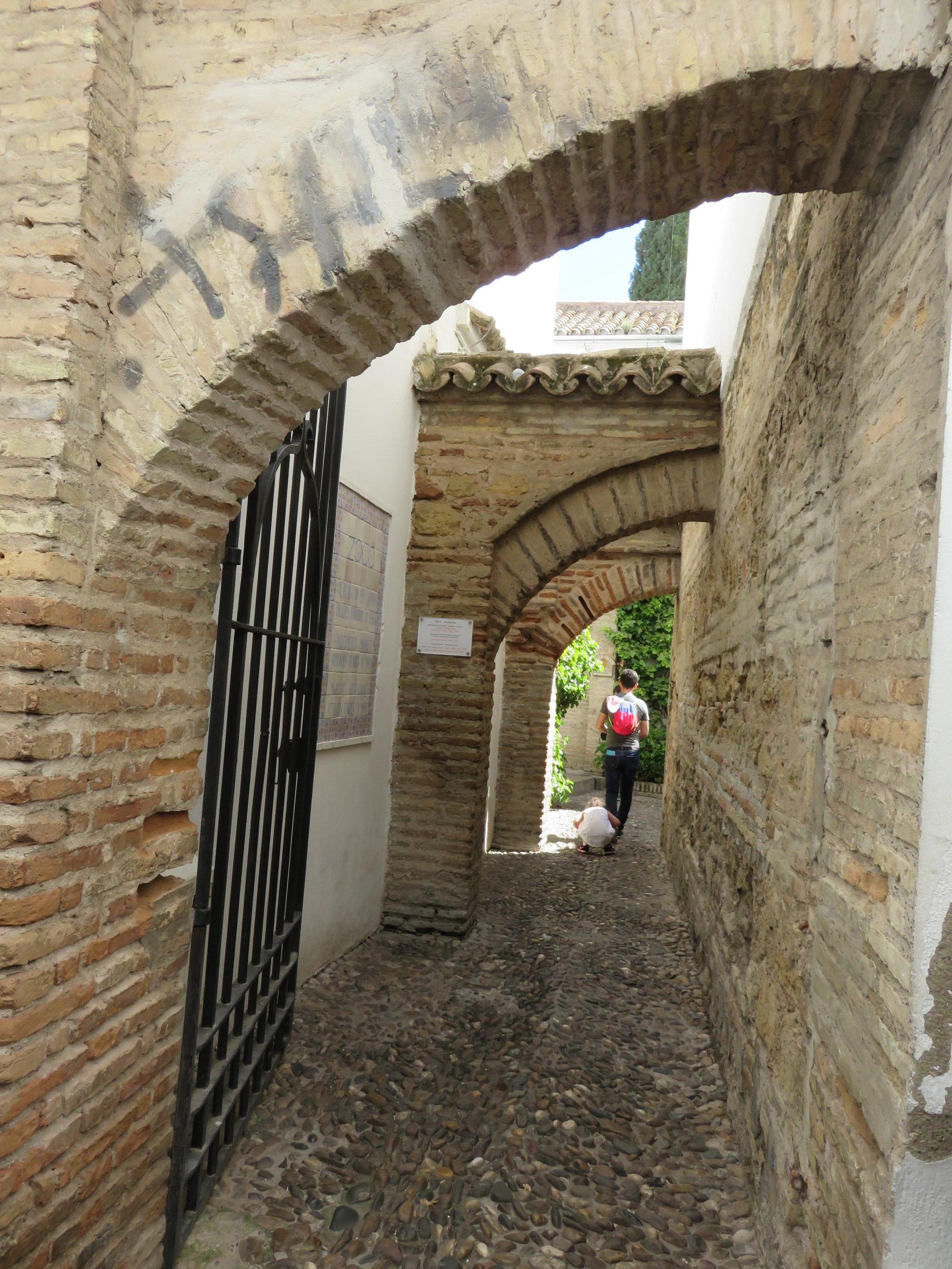 Entrada al patio del zoco municipal de Córdoba por la calle Judíos