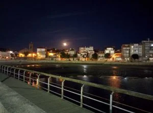 Luna sobre Bouzas