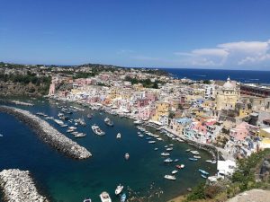 Corricella en la isla de Procida en Italia