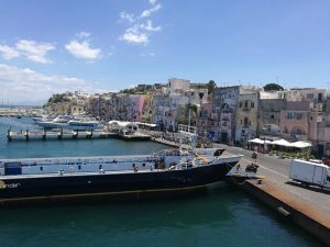 Marina Grande en la isla de Procida en Italia