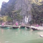 En bote por Halong Bay en Vietnam