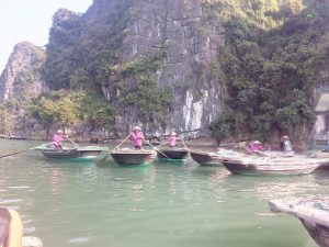 En bote por Halong Bay en Vietnam