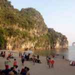 Baño en las aguas de Halong Bay en Vietnam
