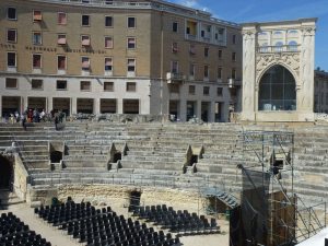 Anfiteatro romano y Sedile al fondo en Lecce