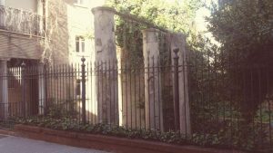 Columnas en la calle Mármoles_ Restos del monumento más antiguo de Sevilla