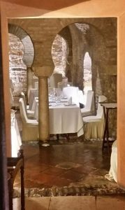 Restaurante San Marco (Mesón del Moro)_ Detalle de arcadas y columnas en Sevilla