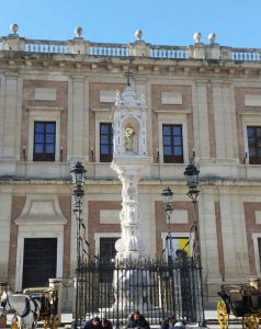 Templete de la Virgen del Triunfo en la plaza del mismo nombre en Sevilla