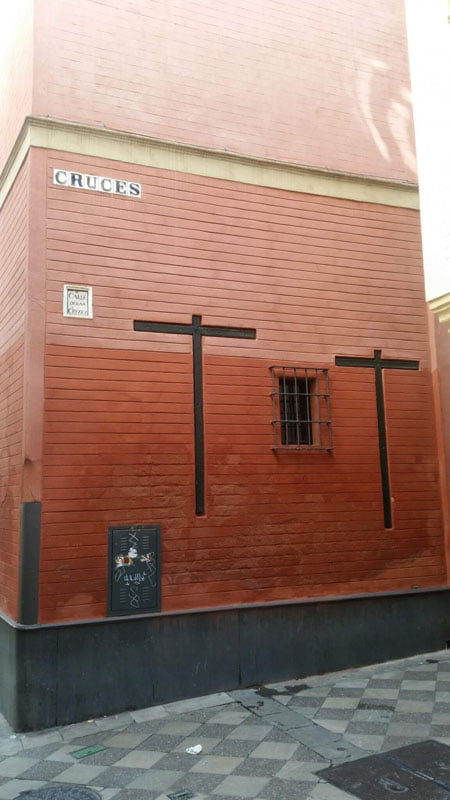 Cruces incrustadas en la pared a la entrada de la calle Cruces de Sevilla
