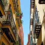 Calle y cielo sevillano