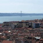 Panorámica de Lisboa y al fondo el puente 25 de abril
