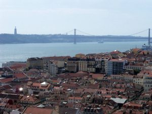 Panorámica de Lisboa y al fondo el puente 25 de abril