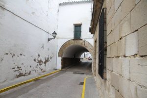 Calle Arco en Cañete de las Torres en Córdoba