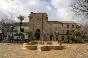 En la plaza de España de Cañete de las Torres en Córdoba