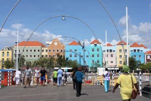 Paseando por el puente Emma de Curaçao