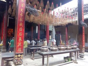 Dentro del templo de Saigón en Vietnam