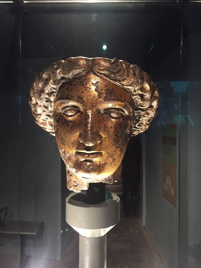 Cabeza de bronce de la diosa Minerva