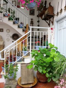 Escalera de acceso a la vivienda en el Patio Juan Rufo de Córdoba