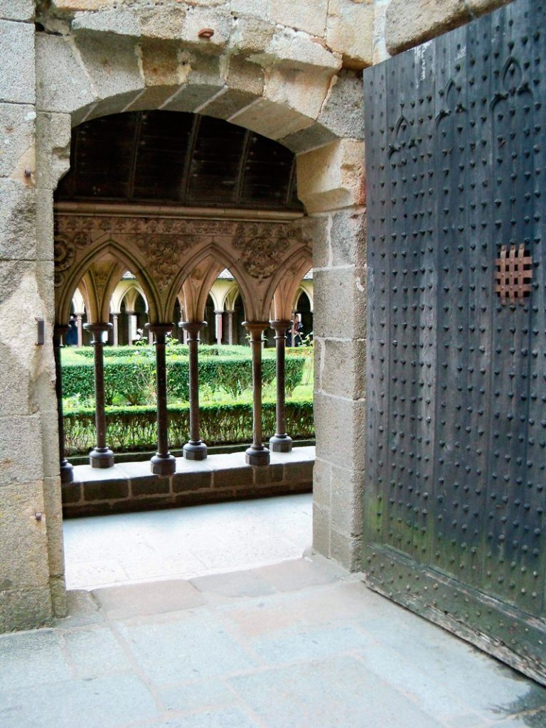 Entrando al claustro de Saint Michel