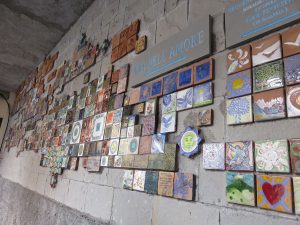 Mosaicos en túnel para peatones en estación de FFCC en Liguria
