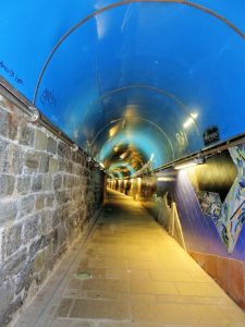 Túnel para peatones en estación de ferrocarril de Liguria