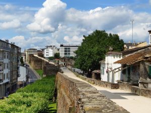 En el adarve de la muralla romana de Lugo