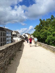 Recorriendo el adarve de la muralla romana de Lugo
