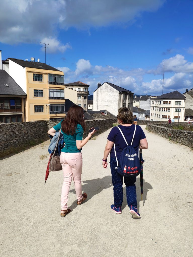 De charla por el adarve de la muralla romana de Lugo