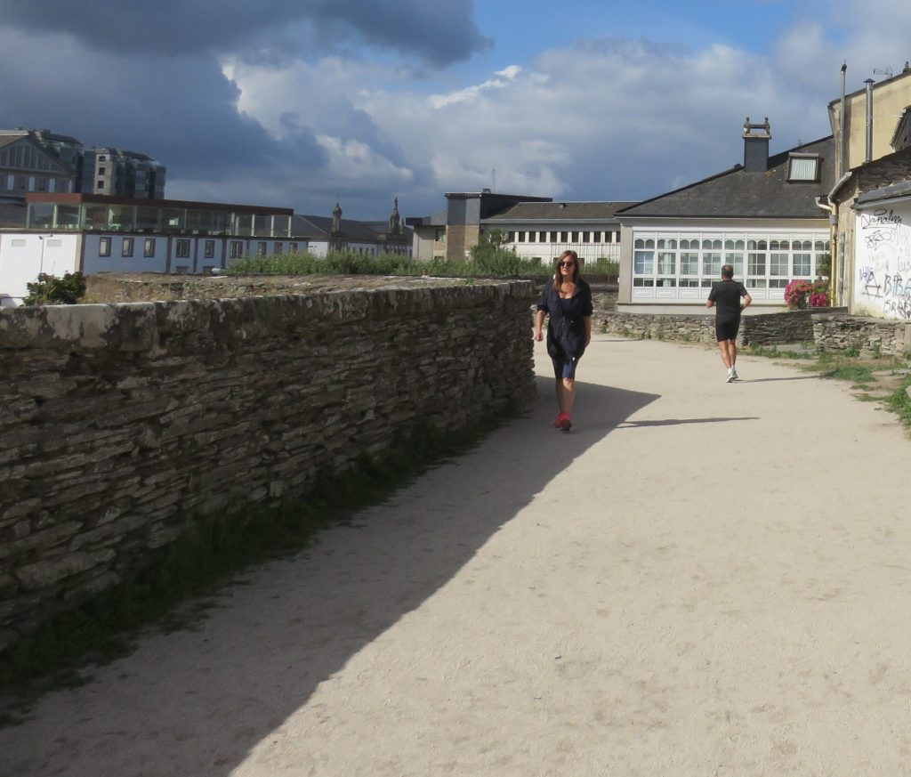 Caminando por la muralla romana de Lugo