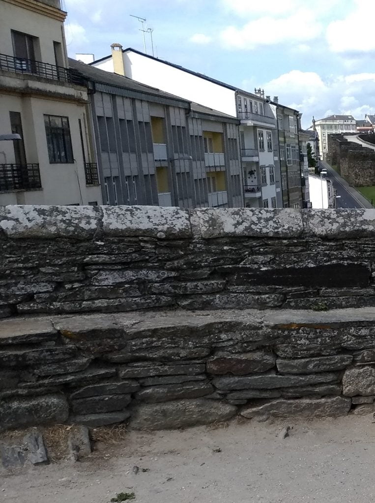 Asientos frente a la Catedral de Lugo Patrimonio Humanidad