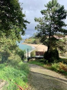 Bajando a la playa de Mogor en Marín