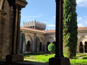 Claustro de la catedral fortaleza de Tui y Torre de Soutomaior