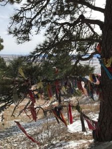 Detalle de las ofrendas en Bear Butte State Park
