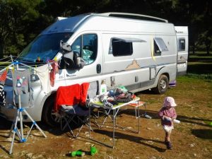 En las islas Sarónicas y el monte Eros