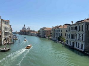 En el siglo XIX, la Academia se estableció en Dorsoduro, y el puente de la Academia la unió con el sestiere de San Marco, haciendo de él una zona cara, popular entre los estudiantes extranjeros, industrializándose su límite occidental y la Giudecca.