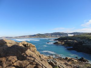 Playa de Sabón al fondo