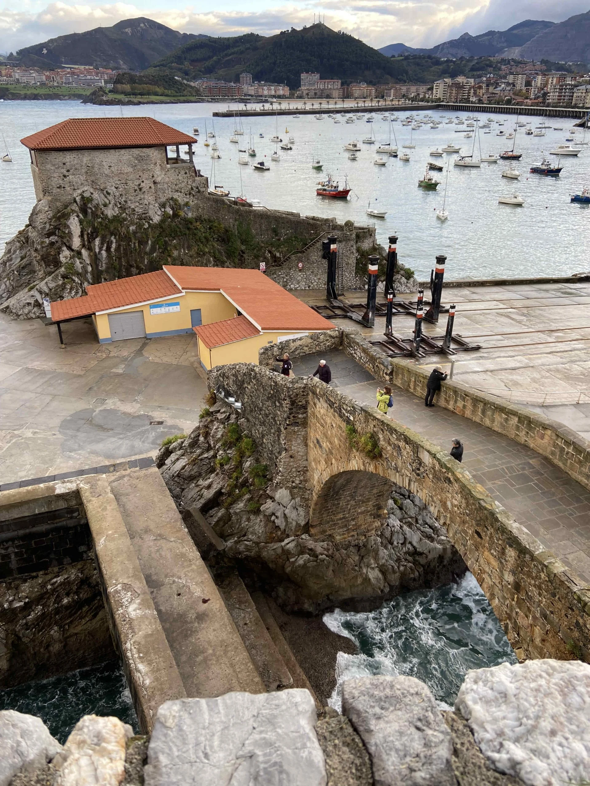 Castro Urdiales iglesia y castillo