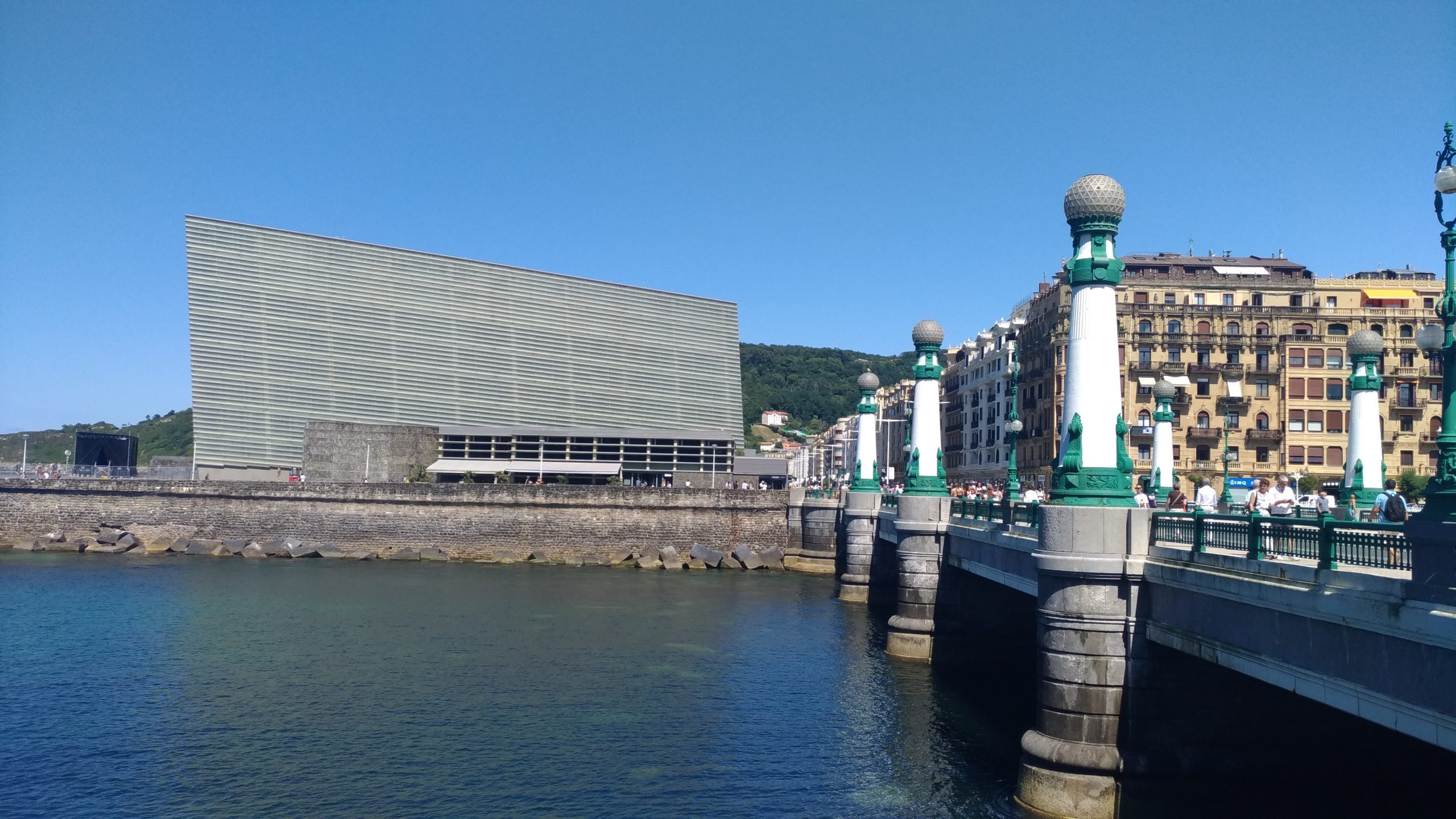 Puente de la Zurriola y Kursaal en San Sebastián