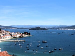 Isla de Tambo en medio de la ría de Pontevedra