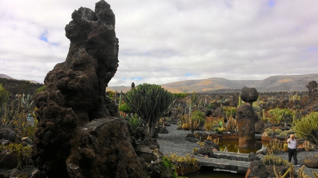 Monolito volcánico en el Jardín de Cactus de Lanzarote