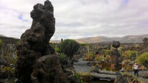 Monolito volcánico en el Jardín de Cactus de Lanzarote
