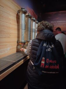 El Viajero Accidental probando maltas