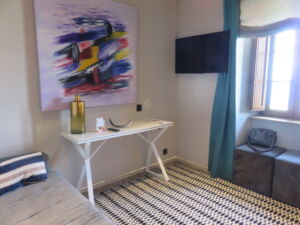 En la sala del apartamento de Faro Isla Pancha