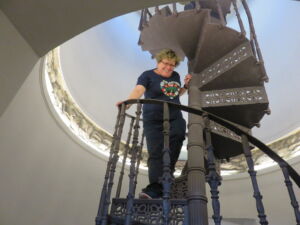 Bajando de la linterna del antiguo faro de Isla Pancha