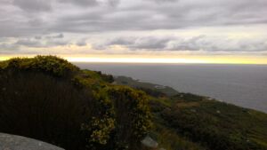 Faro de Estaca de Bares en la lejanía desde Semáforo de Bares