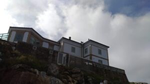 Semáforo de Fisterra desde el acantilado
