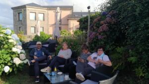 Equipo EVA en la terraza para huéspedes del Semáforo de Bares