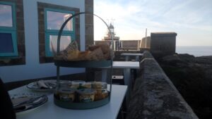 Desayuno contemplando el faro de Finisterre