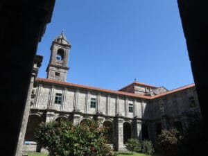 En el Claustro del Monasterio de Armenteira