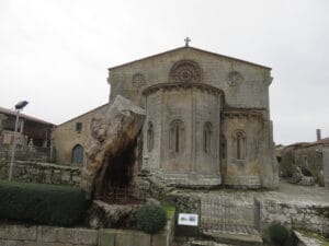 Parte trasera de Santa Mariña de Augas Santas