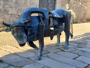 Escultura de O boi en Allariz